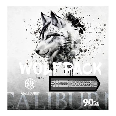 Caliburn Wolfpack W1 stalen darts - 23g Das Bild zeigt die Verpackung der "Caliburn Wolfpack W1 Steeldarts - 23,5g". Auf der Vorderseite ist ein Wolfskopf zusammen mit einem abgebildeten Dartpfeil und dem Hinweis "90% Tungsten" zu sehen.