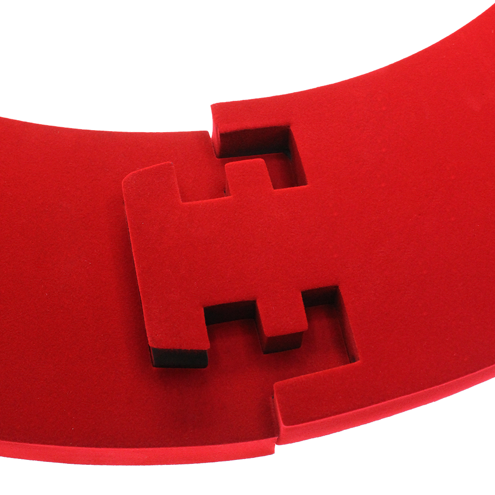 DBS3R_Bulls_Quarterback_Surround_Rot_4 Das Bild zeigt ein rotes, gebogenes Produkt mit Aussparungen und einem passgenauen Einsatz. Es handelt sich um den "Quarterback Surround".