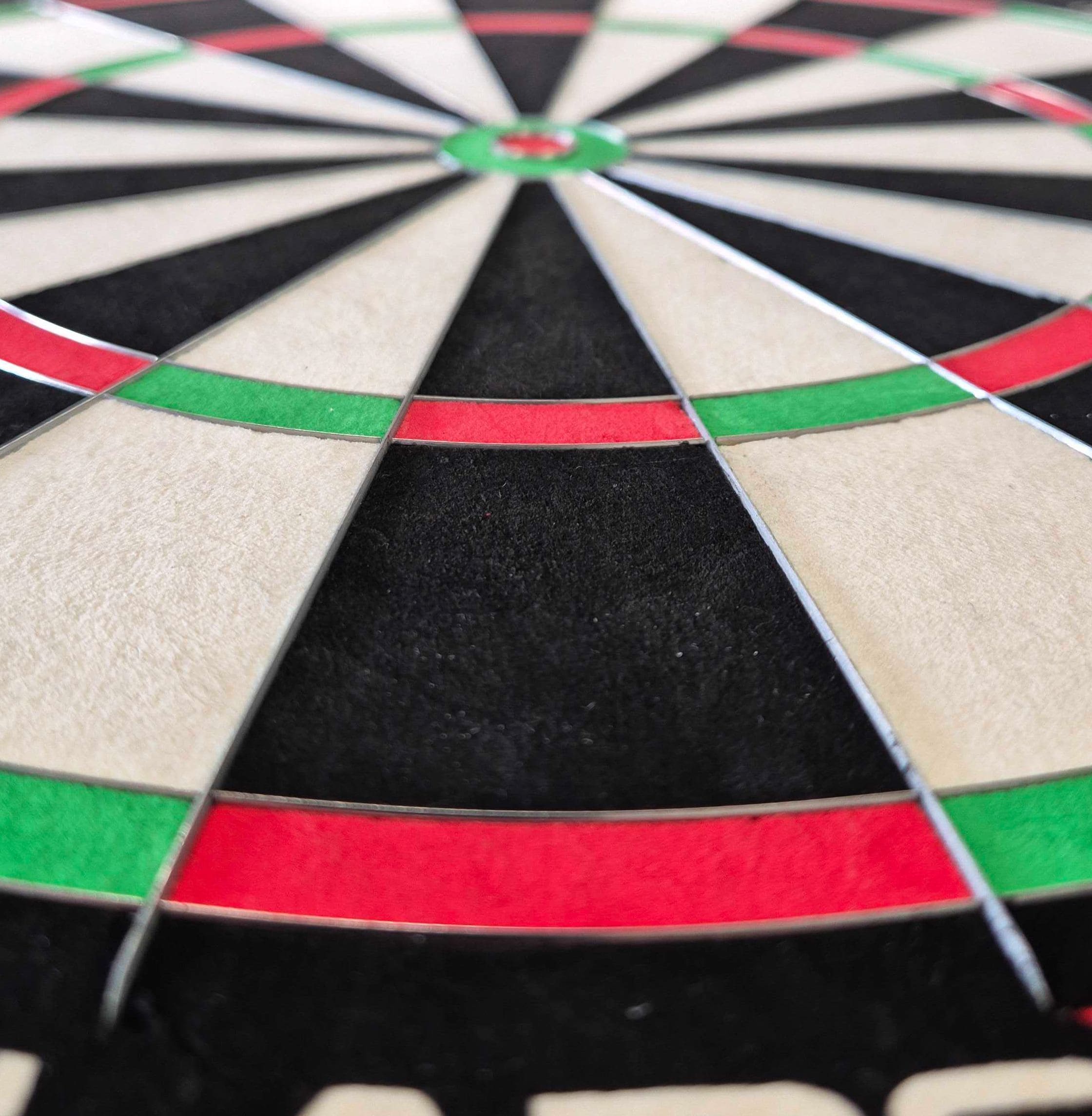 Winmau Blade X ProCore stalen dartbord Das Bild zeigt das Produkt Winmau Blade X ProCore Steeldartboard. Dies ist eine hochwertige Steeldart-Dartscheibe für ambitionierte Spieler.