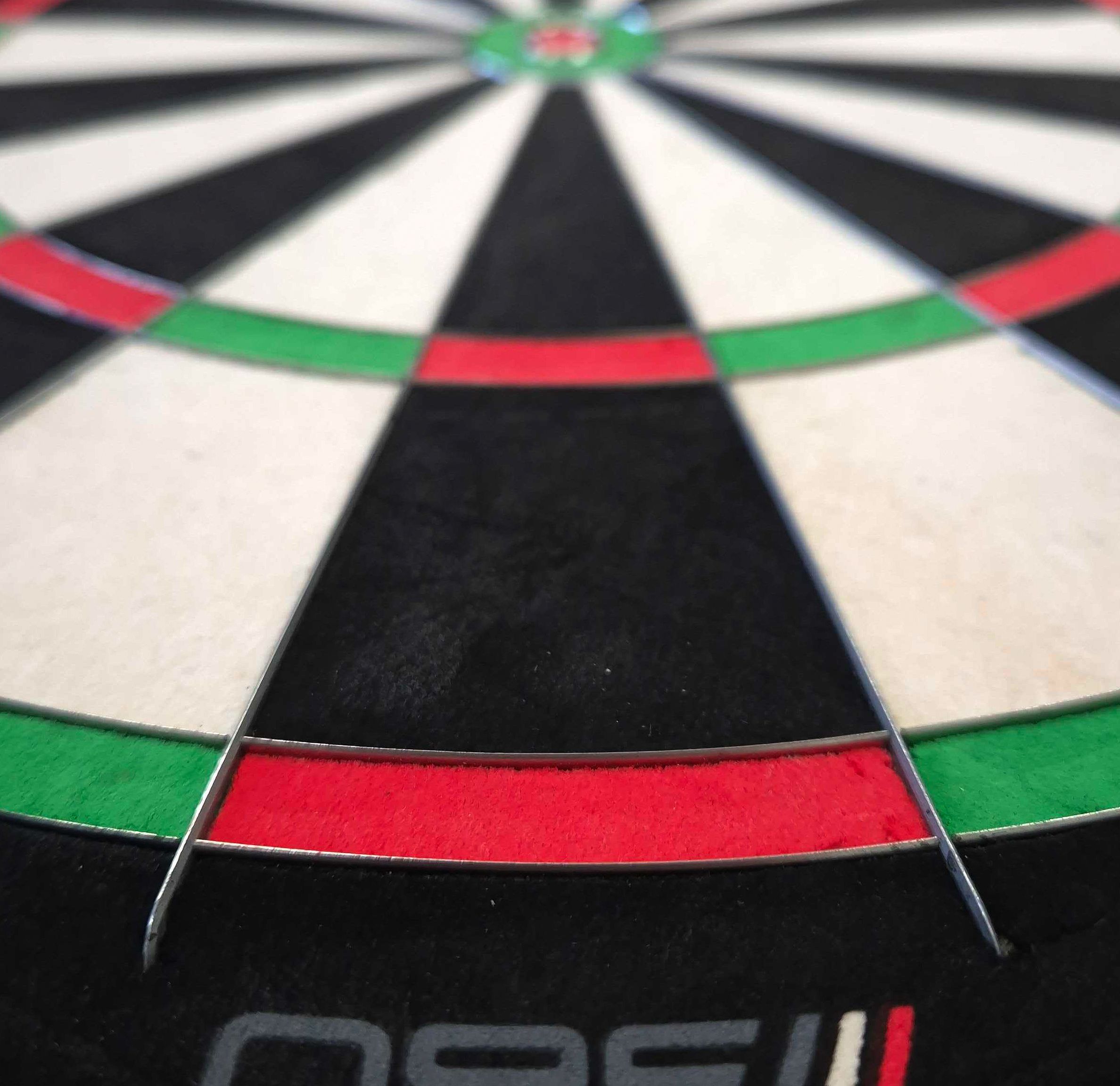 Winmau Blade 6 Triple Core 360 stalen dartbord Das Bild ist nicht sichtbar, aber der Dateiname weist auf ein Winmau Blade 360 Steeldartboard hin. Es handelt sich vermutlich um ein Steeldartboard für den Dartsport.