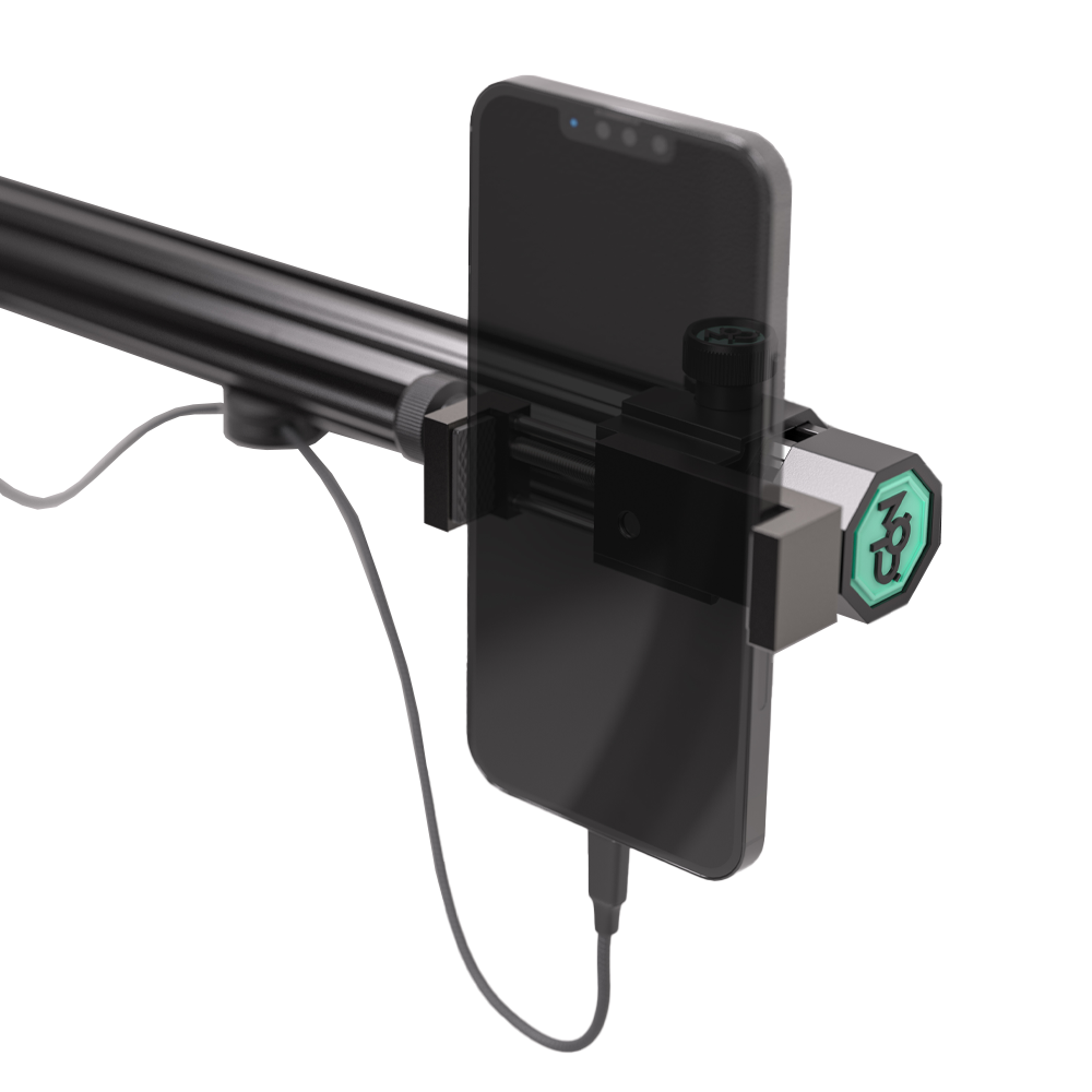 460003_Target_MOD_Mount_Handyhalterung_5 Das Bild zeigt die Target MOD Mount Handyhalterung, die an einer Stange befestigt ist. Ein Smartphone ist in der Halterung eingespannt und mit einem Ladekabel verbunden.