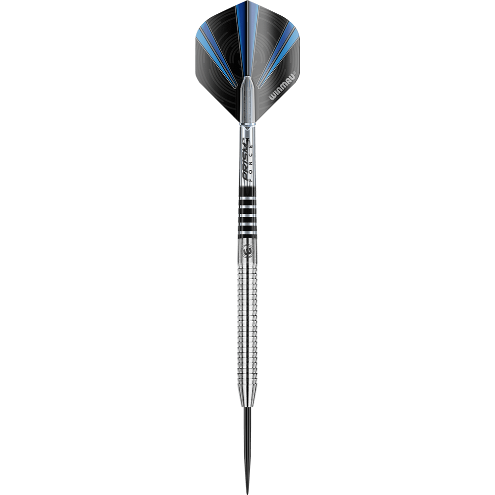 Das Bild zeigt einen Winmau Sabotage Steeldart. Der Dart hat ein silbernes, gerilltes Barrel und schwarze Flights mit blauen Akzenten.