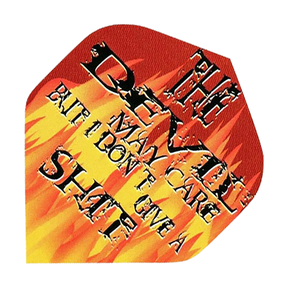 Pentathlon-vluchten The Devil May Care Das Bild zeigt ein Dart-Flight mit Flammenmotiv und auffälligem Schriftzug. Auf dem Flight steht: "THE DEVIL MAY CARE BUT I DON'T GIVE A SHITE".