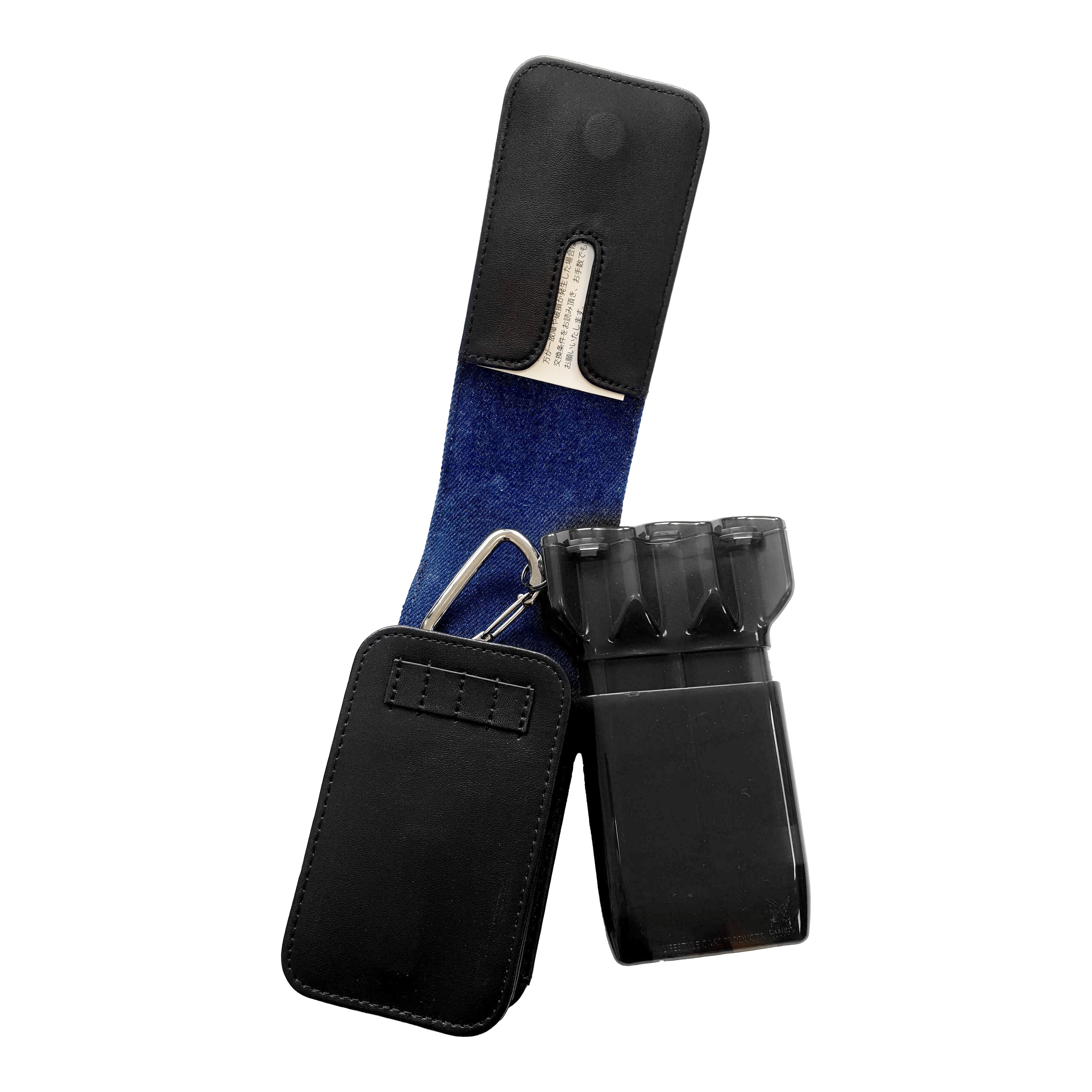Cameo Acento Denim Dart-hoesje Auf dem Bild ist ein schwarzes Dart-Etui mit blauem Innenfutter zu sehen. Das Etui ist geöffnet und zeigt einen darin befindlichen schwarzen Behälter für Darts.