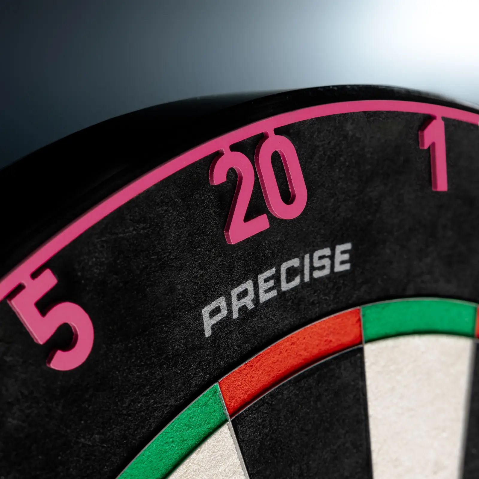 Zu sehen ist das Precise 180 Endorphine Steeldartboard mit Nummernring in der Farbe Cyber Pink. Dieses Board bietet präzises Werfen und modernes Design.