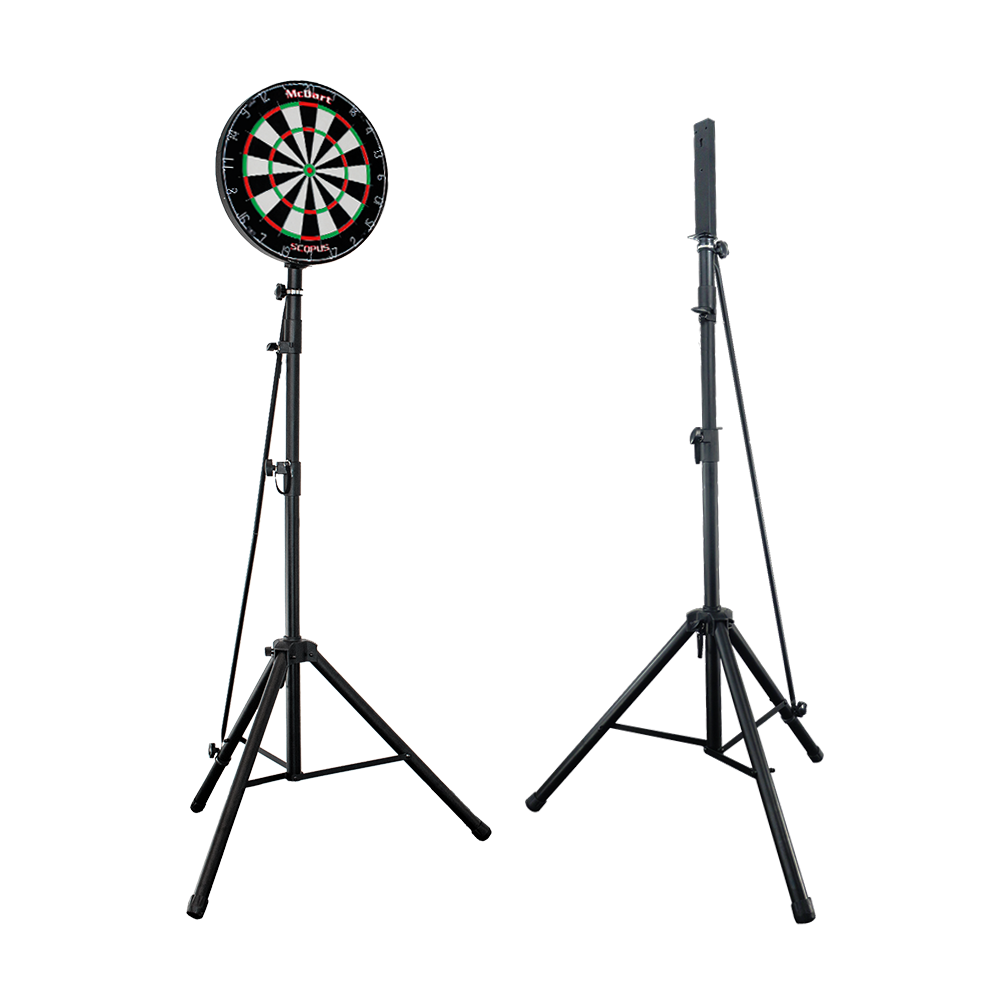 1702_McDart_Hybrid_2_Pro_Dartboardst-nder_2 Das Bild zeigt den McDart Hybrid Pro Tripod Dartboardständer, einmal mit Dartboard und einmal ohne Dartboard. Der Ständer besteht aus einem stabilen, schwarzen Dreibein-Stativ.