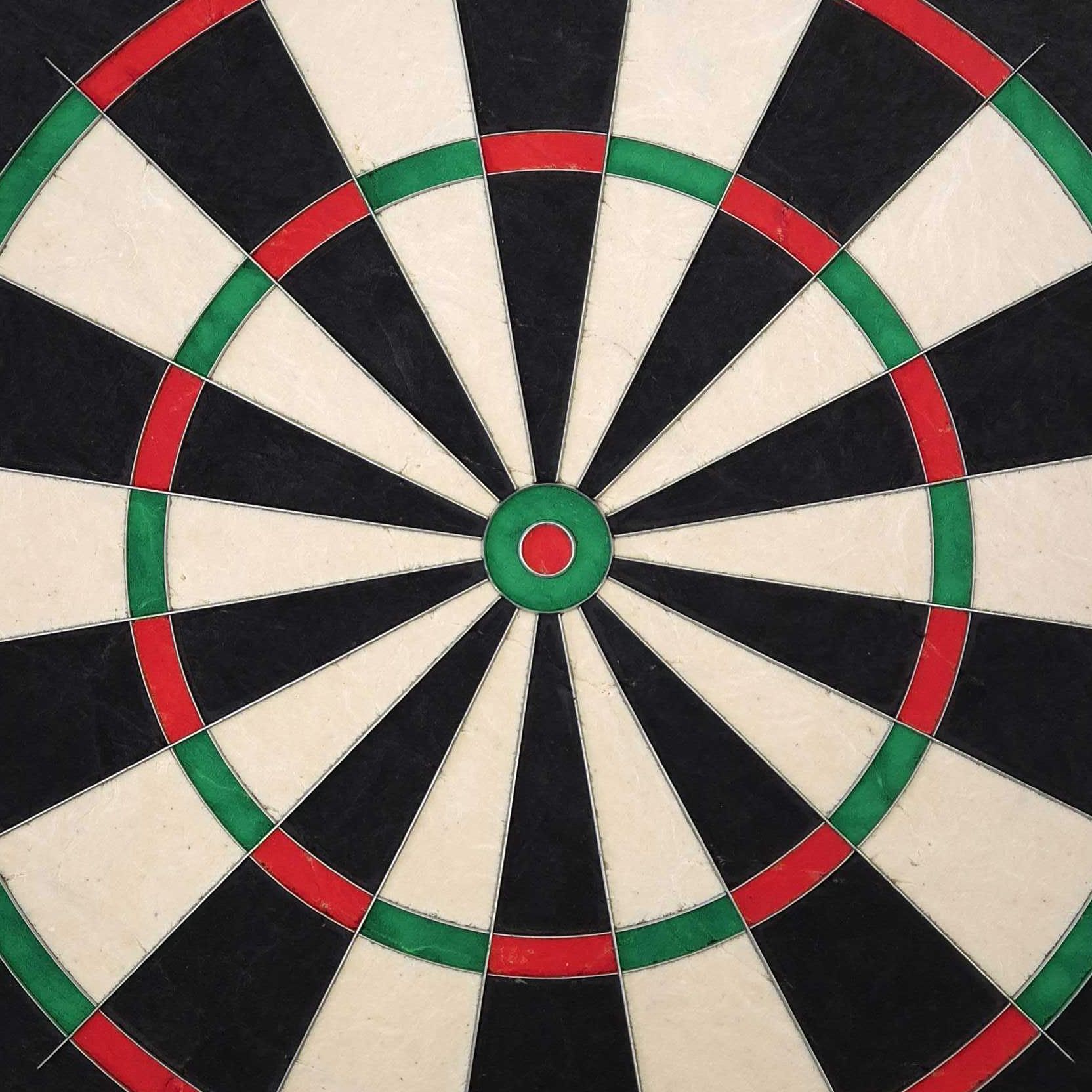 Mission Samurai Infinity stalen dartbord Das Bild zeigt das Produkt "Mission Samurai Infinity Steeldartboard". Die Dartscheibe hat ein klassisches Design mit schwarzen, weißen, roten und grünen Segmenten.