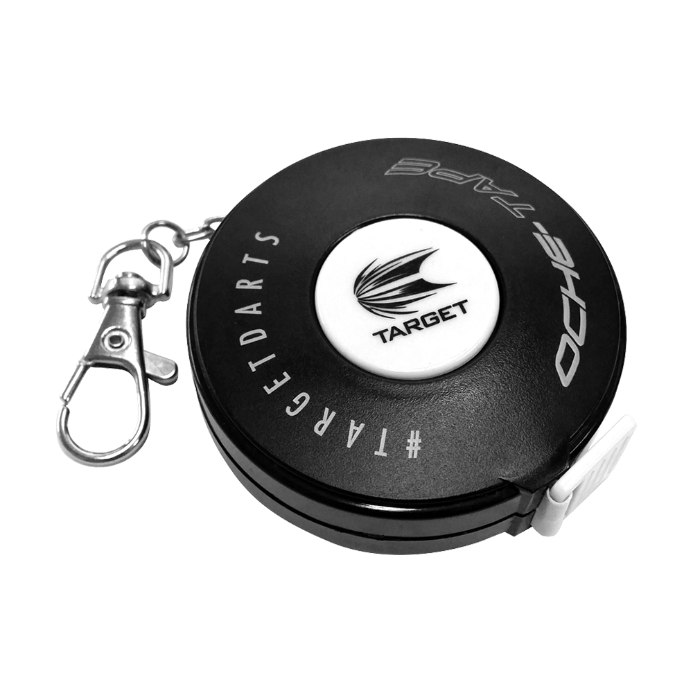 128810_Target_Oche-Tape_Abstandsmesser_Massband_1 Das Bild zeigt ein schwarzes Maßband mit dem Namen "Target Oche-Tape Abstandsmesser". Es hat einen Karabinerhaken und ein rundes Design mit dem Target-Logo in der Mitte.