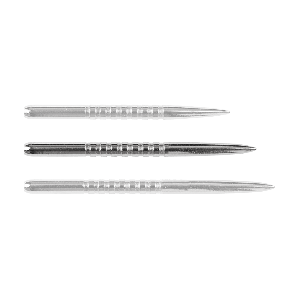 57782_Bulls_GP3_Steeldartspitzen_Silber_38mm_1DClZcxAb5VhsE Das Bild zeigt drei silberne Steeldartspitzen des Produkts "Bulls GP3". Sie sind gerade angeordnet und haben Rillen für besseren Halt.