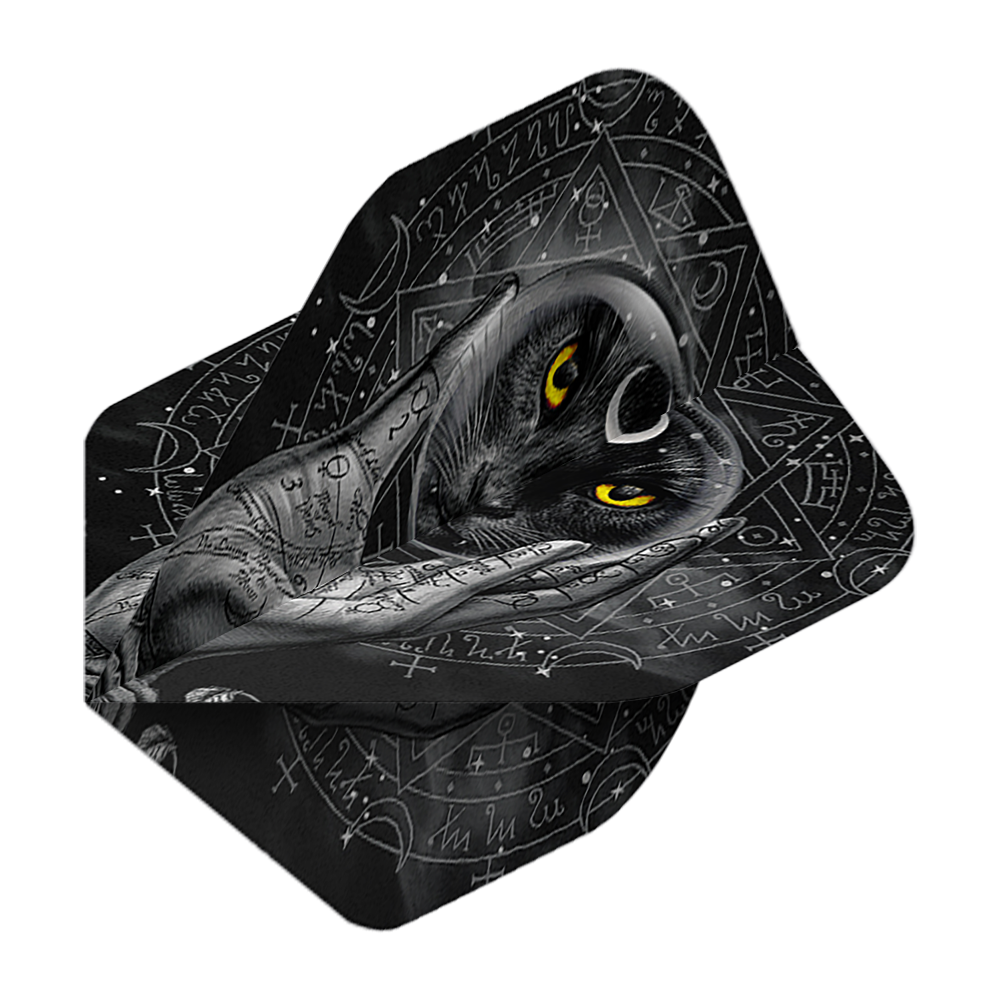 Alchemy Grimalkins Glass No2 Standaard Vluchten Das Bild zeigt ein Dartflight mit einem schwarzen Katzenmotiv und leuchtend gelben Augen. Im Hintergrund sind mystische Symbole und eine beschriebene Hand zu sehen.