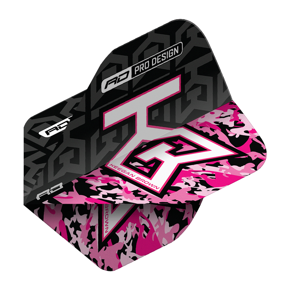 Red Dragon Hardcore Keegan Brown Premium No2 Standard Flights Das Bild zeigt einen Dartflight mit dem Namen "Red Dragon Hardcore Keegan Brown Premium No2 Standard Flights". Das Design ist hauptsächlich schwarz und pink mit einem großen stilisierten Buchstaben und Tarnmuster.