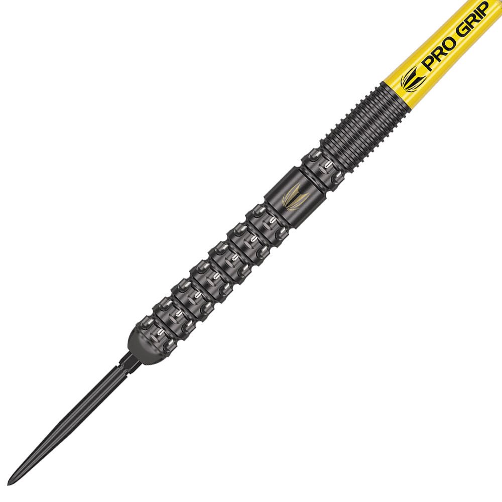 190229_Target_Luke_Littler_GEN1_Swiss_Point_Steeldarts_2 Auf dem Bild ist ein Steeldart mit einer schwarzen, strukturierten Griffoberfläche zu sehen. Am oberen Ende befindet sich ein gelber Schaft mit der Aufschrift "PRO GRIP".