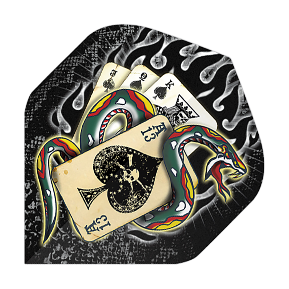 Alchemie Slang van Schoppen Nr. 2 Standaard Vluchten Das Bild zeigt ein buntes Schlangenmuster, das sich um eine Hand von Spielkarten windet. Im Hintergrund sind Flammen und ein schwarzer, strukturierter Hintergrund zu sehen.