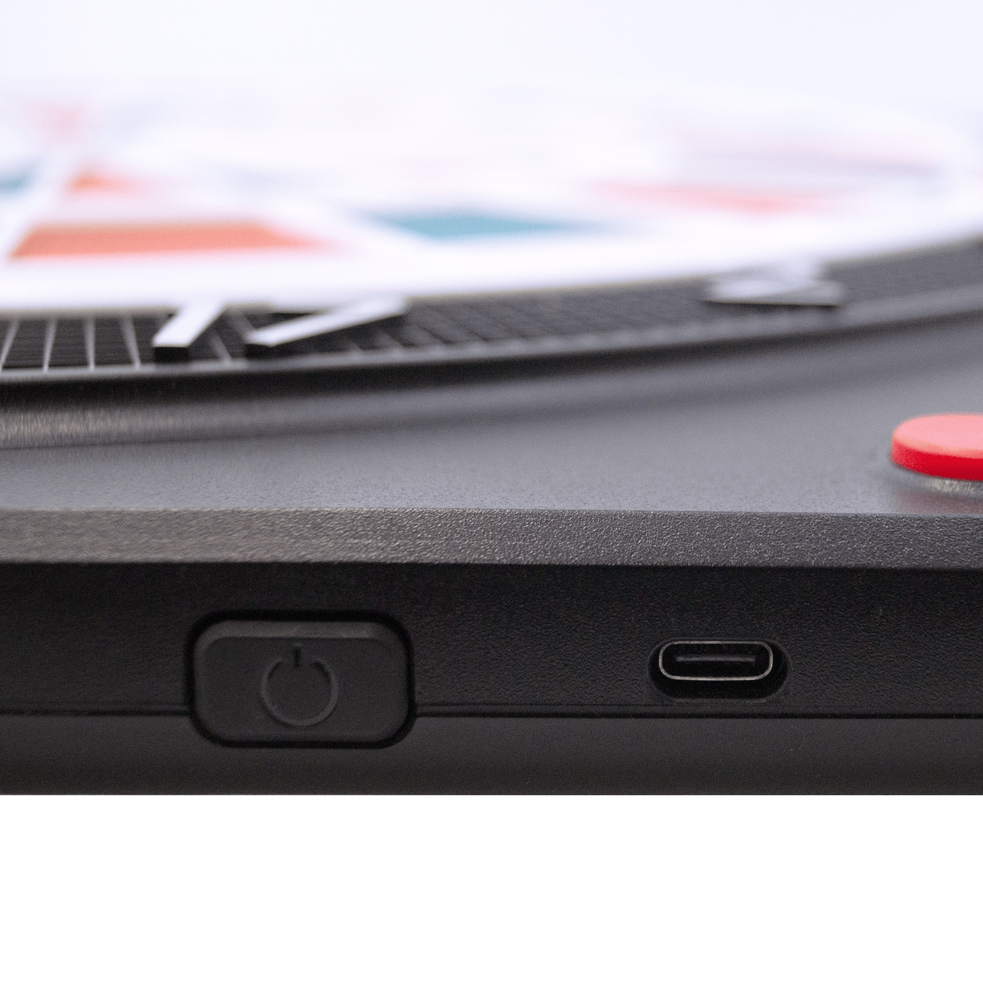 Karella CB-Smart Elektronisch Zacht Dartbord Das Bild zeigt einen Ausschnitt der Karella CB-Smart Elektronische Soft-Dartscheibe. Zu sehen sind der Ein-/Ausschalter und ein USB-C Anschluss an der Seite des Geräts.