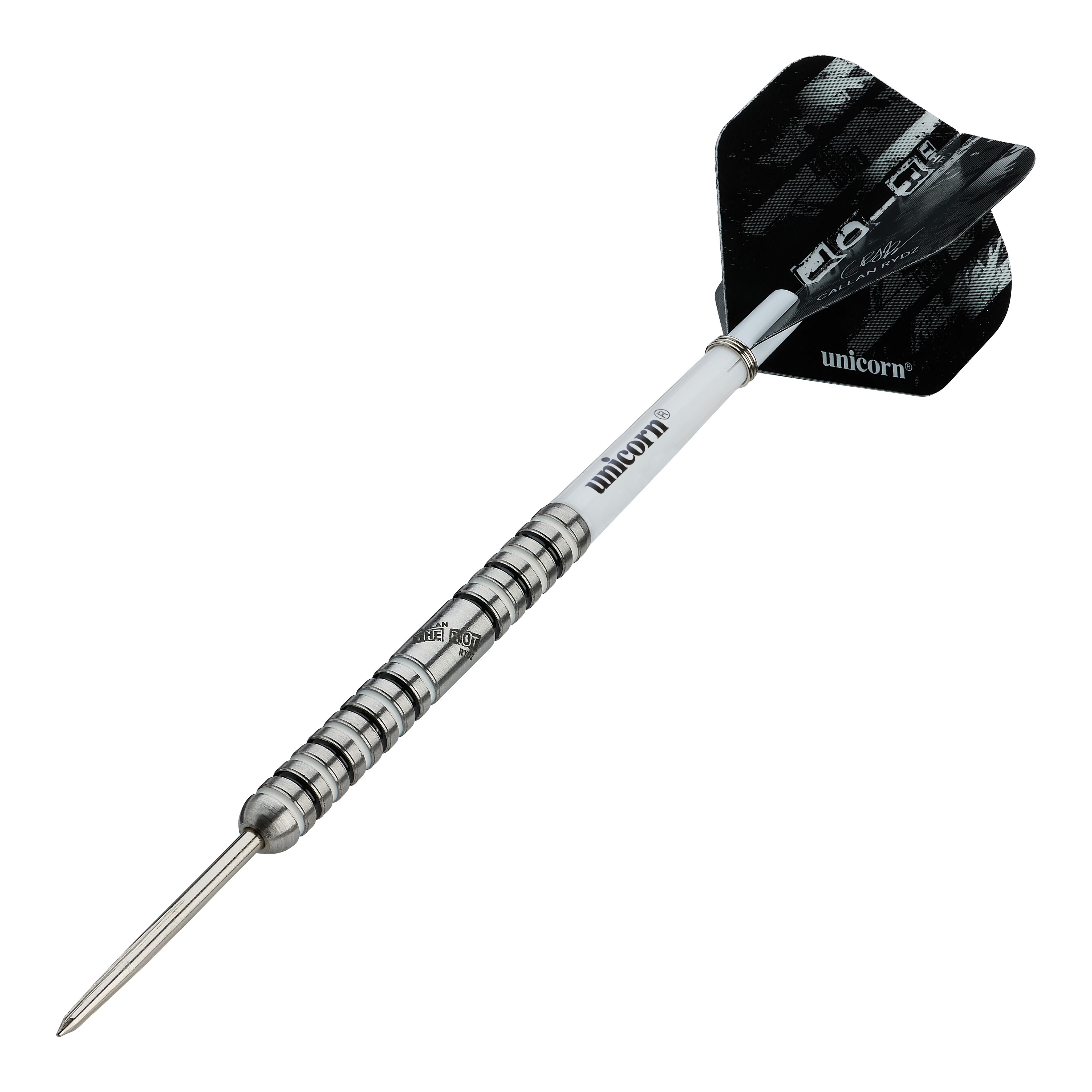 Das Bild zeigt einen Steeldartpfeil der Marke "Unicorn Callan Rydz The Riot Phase 2". Der Pfeil hat einen silbernen, geriffelten Schaft und schwarze Flights mit weißem Schriftzug.