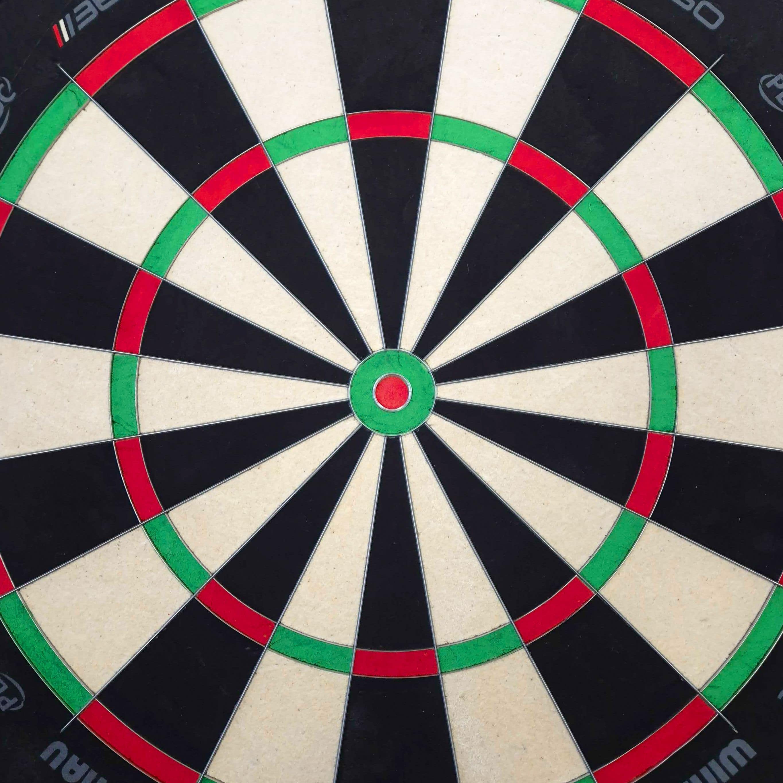 Winmau Blade 6 Triple Core 360 stalen dartbord Der Bildinhalt ist unbekannt, aber der Dateiname verweist auf ein Winmau Blade 360 Steeldartboard. Es könnte ein weiteres Produktfoto eines Steeldartboards sein.