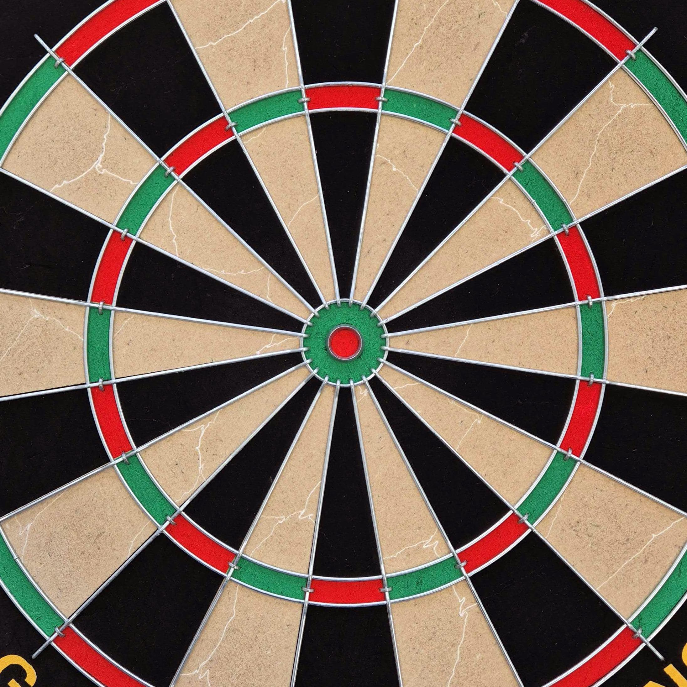 Target Gabriel Clemens stalen dartbordset Das Bild zeigt eine klassische Steeldart-Scheibe mit schwarz, rot, grün und beigen Feldern. Es handelt sich um das Produkt "Target Gabriel Clemens Steeldartboard Set".