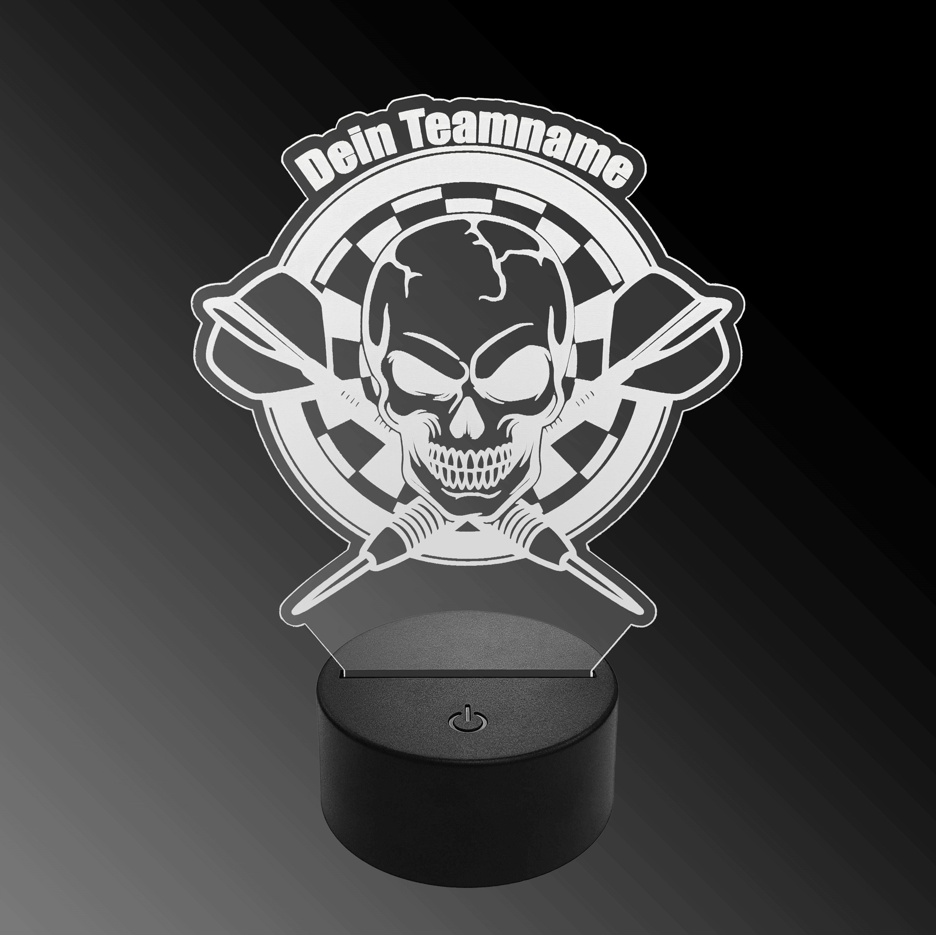 LED plexiglas dartlamp met aangepaste tekst Das Bild zeigt eine LED-Lampe mit einem Plexiglas-Aufsatz in Form eines Totenkopfs vor einer Dartscheibe mit zwei gekreuzten Dartpfeilen. Oben steht der Schriftzug "Dein Teamname".