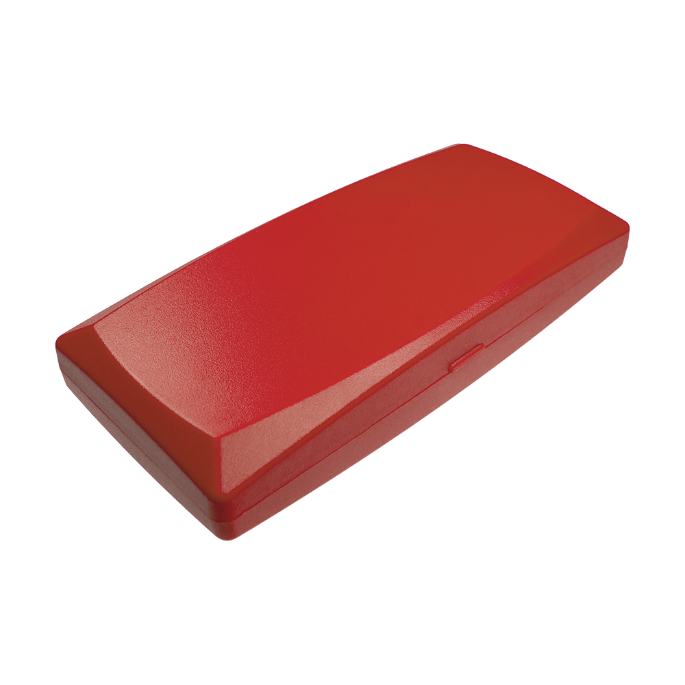 702-rot_ABS_Box_Rot_1 Auf dem Bild ist eine rote, rechteckige Kunststoffbox zu sehen. Die Box hat eine glatte Oberfläche und abgerundete Kanten.