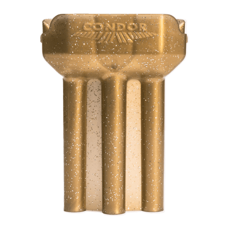 Condor DUAL Dartcase Das Bild zeigt ein goldfarbenes Dartcase mit dem Schriftzug "CONDOR" und einem Flügelmuster darauf. Das Etui hat drei einzelne Fächer für Darts.