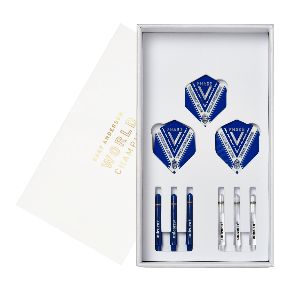 29020_Unicorn_World_Champion_Gary_Anderson_Phase_5_Steeldarts_4 Das Bild zeigt das Set "Unicorn W.C. Gary Anderson Phase 5 Steeldarts" in einer weißen Verpackung. Im Inneren sind drei Dart-Flights sowie sechs Schäfte ordentlich angeordnet.