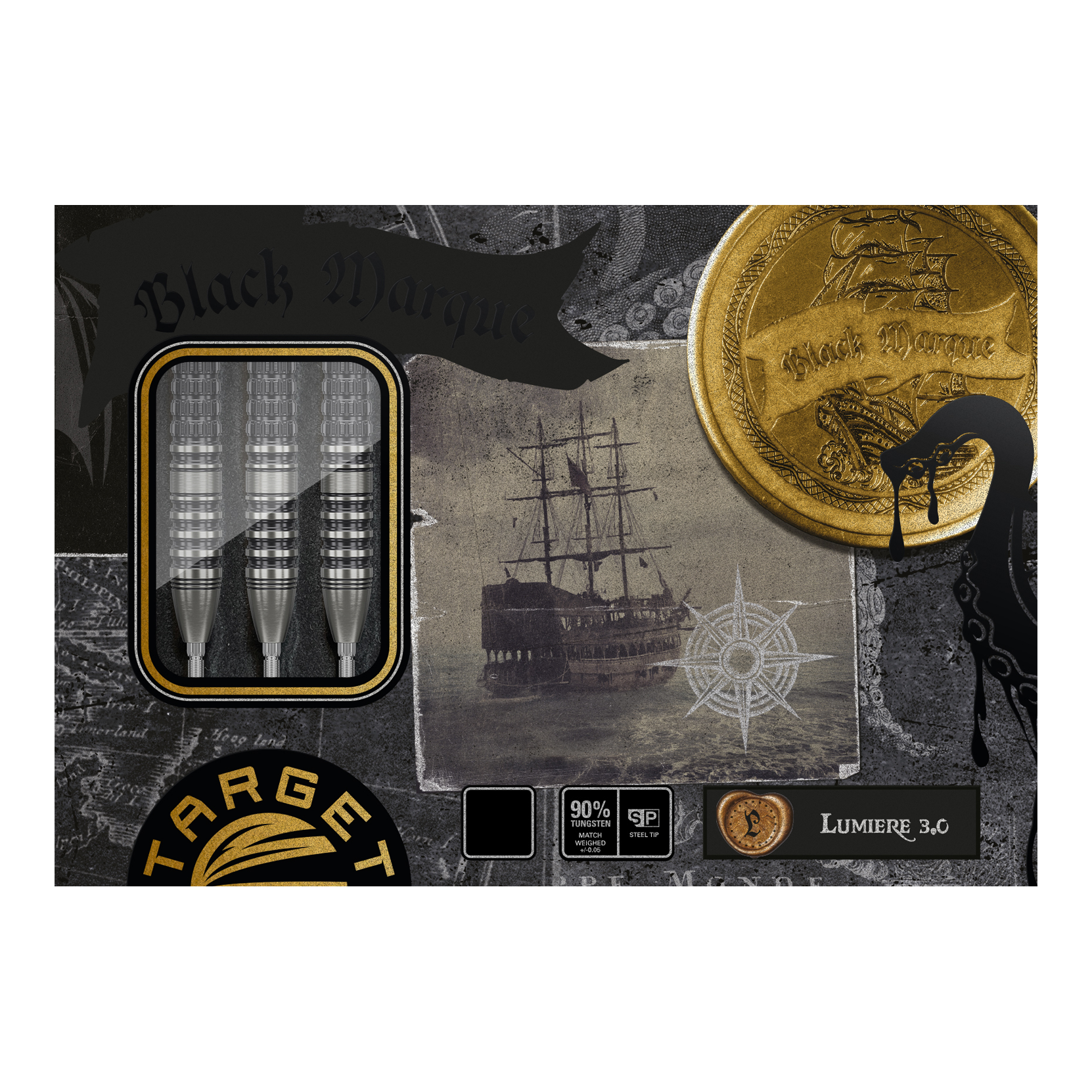 Target Japan Black Marque Lumiere GEN3 stalen darts Die Abbildung zeigt die Verpackung der "Target Japan Black Marque Lumiere GEN3 Steeldarts". Auf der Verpackung sind drei Steeldarts, ein altes Segelschiff und ein goldener Münzenmotiv zu sehen.