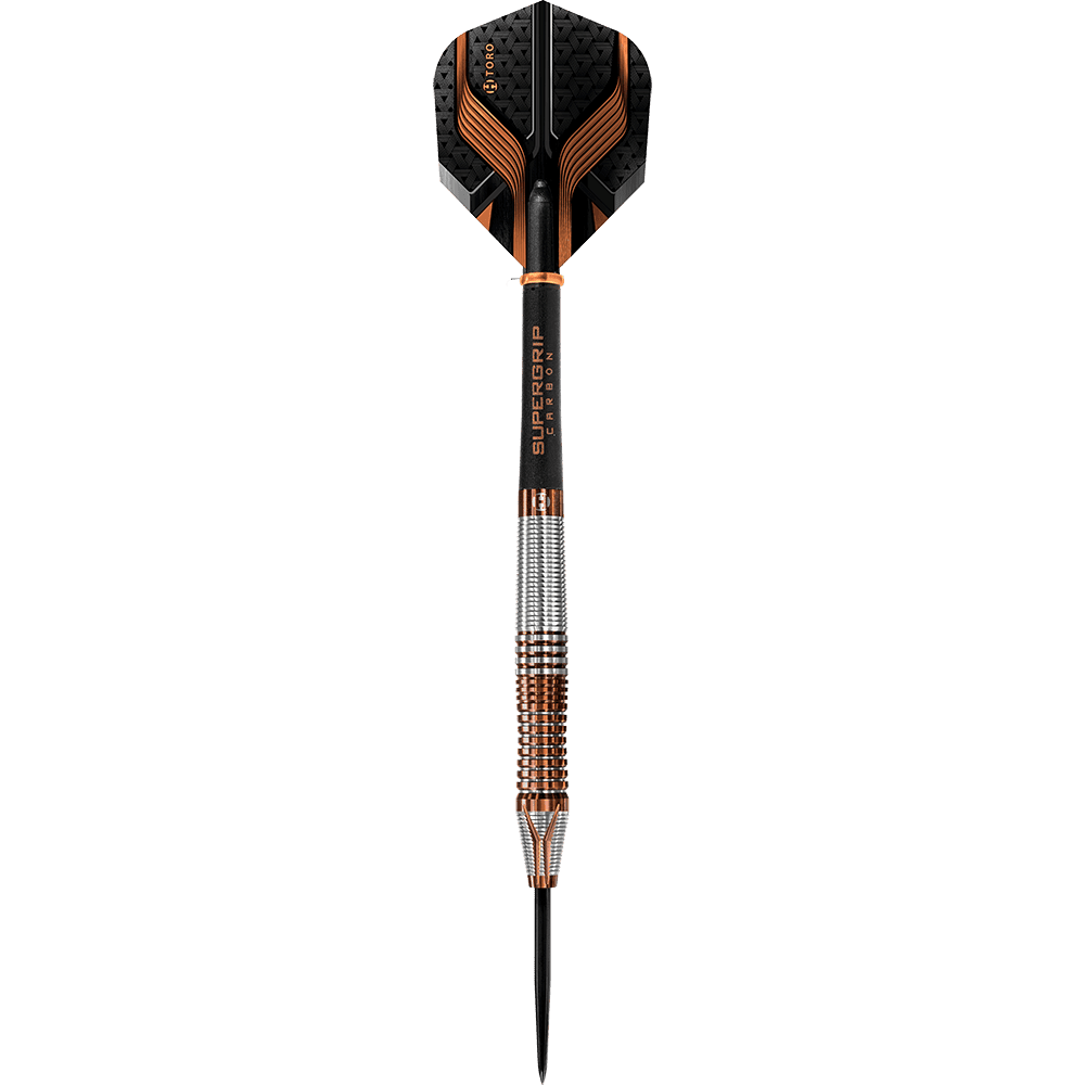 HA33874_Harrows_Toro_Steeldarts_1 Das Bild zeigt einen modernen Steeldartpfeil mit silbernen und kupferfarbenen Elementen. Die Flights sind schwarz mit orangefarbenen Streifen und haben eine strukturierte Oberfläche.