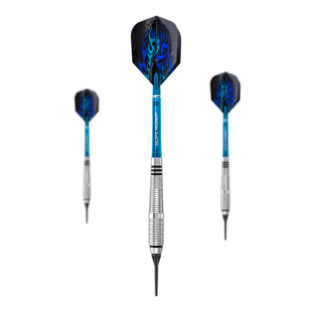 Harrows Blaze Style A Zachte darts - 18g Das Bild zeigt drei Softdarts des Produkts "Harrows Blaze Style A Softdarts - 18g". Die Darts haben blaue Schäfte, schwarze Flights mit blauen Flammen und silberne, gerillte Barrels.