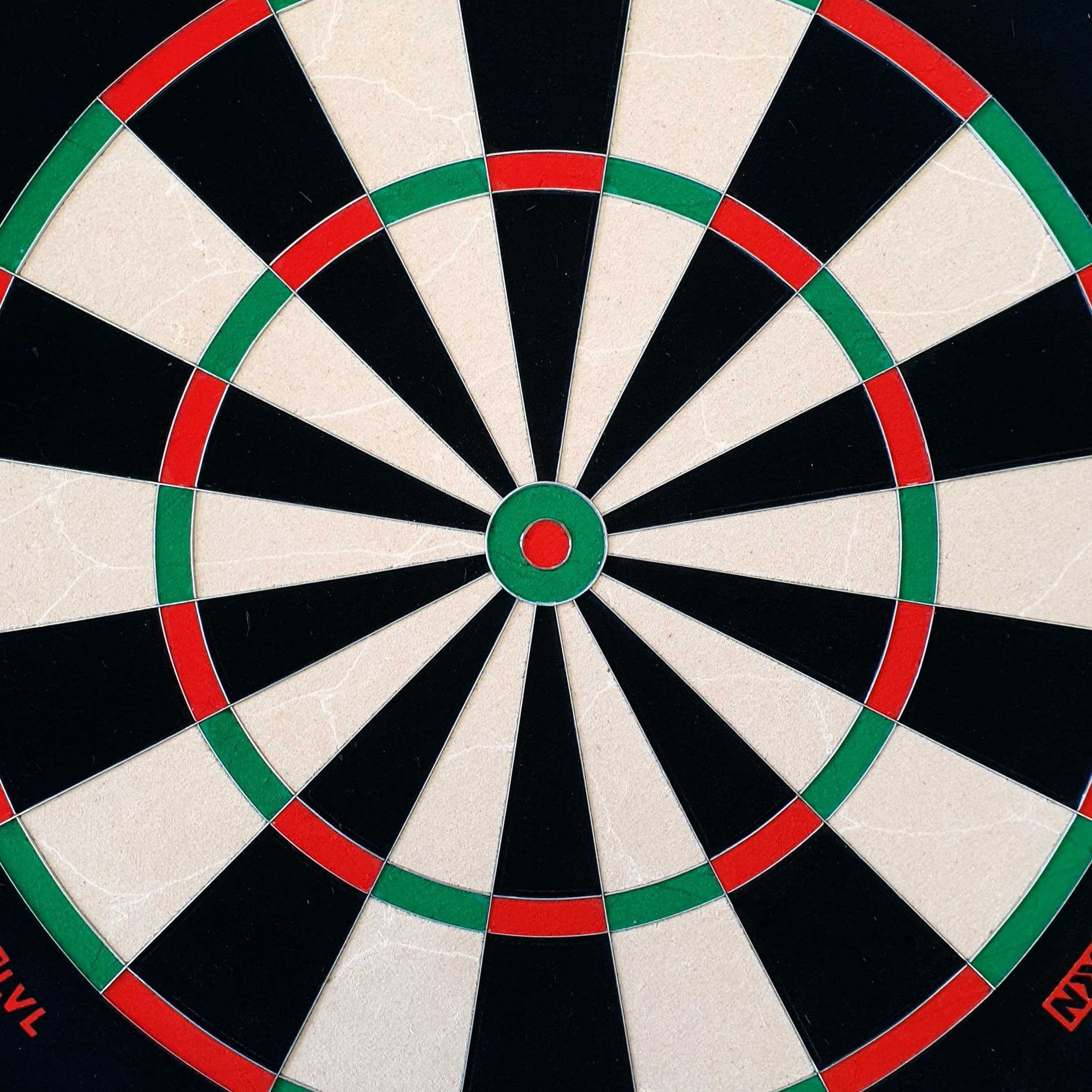 GOAT Everscore Steel Dartbord Das Bild zeigt ein GOAT Everscore Steeldartboard mit klaren Farben und deutlichen Markierungen. Die Segmente sind in Schwarz, Weiß, Rot und Grün gehalten.