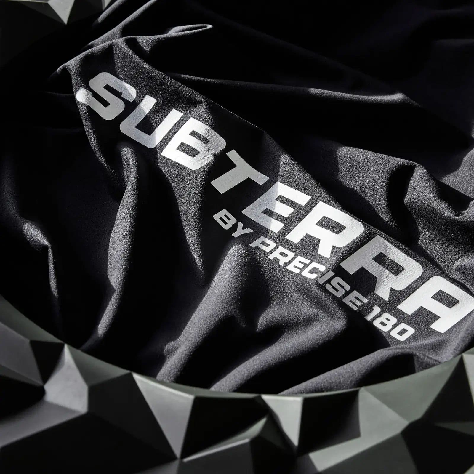 Precise 180 3D Dartboard Surround Subterra - Grafiet Auf diesem Bild sieht man das Precise 180 3D Dartboard Surround Subterra - Graphite. Die Dartboard-Umrandung ist in einem schlichten, modernen Design gehalten.