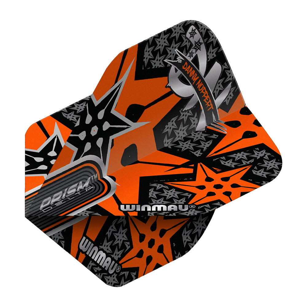 Das Bild zeigt ein Winmau Prism Delta Danny Noppert Orange Signature No2 Standard Flight. Das Flight hat ein auffälliges Design in Orange mit schwarzen und silbernen Sternen und dem Namen "Danny Noppert".