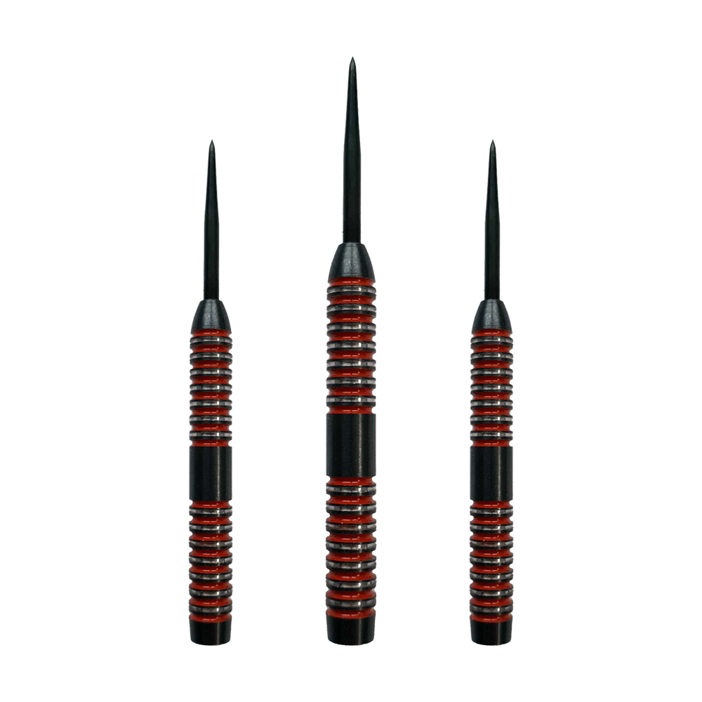 McDart Crimson Steeldart-vaten Das Bild zeigt drei McDart Crimson Steeldart Barrels mit schwarzen und roten Rillen. Sie stehen nebeneinander aufrecht mit den Spitzen nach oben.