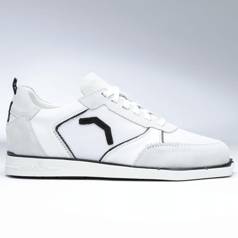 20200004-00_Triple20_Dartschuhe_Textil_Leder_Weiss_Schwarz_2 Der abgebildete Schuh ist der "Triple20 Dartschuhe Textil Leder - Weiß Schwarz". Er besteht aus weißem und grauem Textil sowie Leder und hat schwarze Akzente.