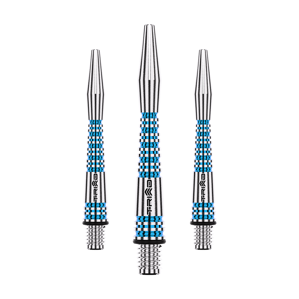 Winmau Triad RX Aluminium Shafts - Blau Das Bild zeigt drei silberne Aluminium Dartschäfte mit blauen Akzenten. Sie haben ein geriffeltes Muster und das Wort "TRIAD" ist darauf zu sehen.
