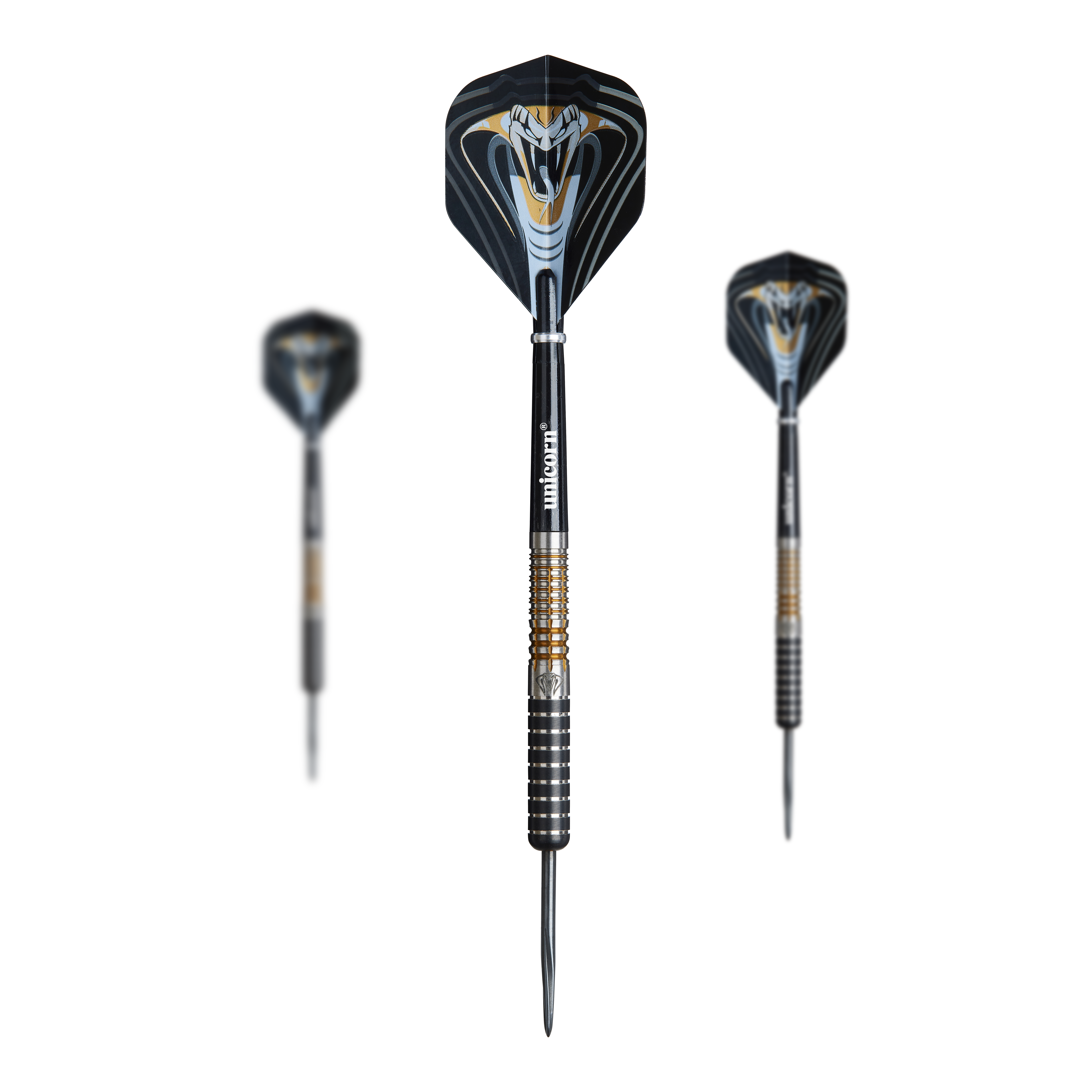 Unicorn Maestro Jeffrey De Zwaan Phase 3 stalen dartpijlen Auf dem Bild sind drei Steeldarts des Modells "Unicorn Maestro Jeffrey De Zwaan Phase 3" zu sehen. Die Darts haben schwarze Flights mit einem auffälligen, weißen Kobramotiv.