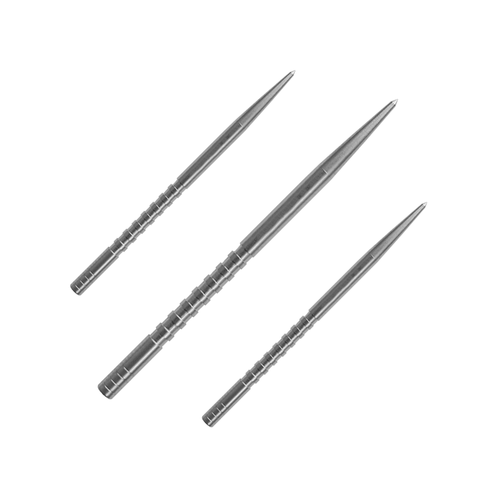 Das Bild zeigt drei silberne Dartspitzen, die parallel nebeneinander liegen. Die Spitzen sind lang, schmal und haben feine Rillen am unteren Ende.