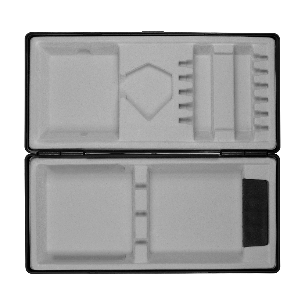 ABS-doos met eigen bedrukking Das Bild zeigt eine geöffnete schwarze Box mit mehreren Fächern und Einteilungen. Die Innenausstattung besteht aus hellem Schaumstoff, der zur sicheren Aufbewahrung verschiedener Gegenstände dient.