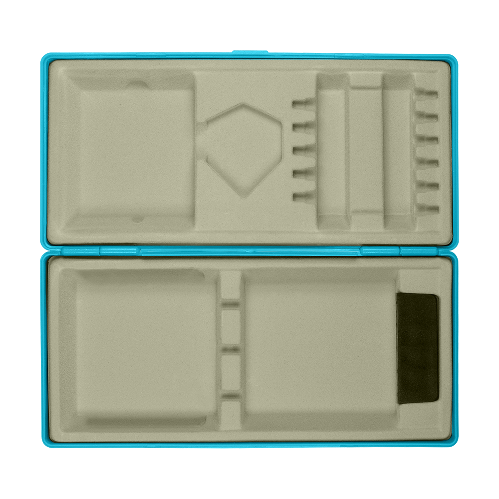 ABS-doos met eigen bedrukking Die Abbildung zeigt eine aufgeklappte blaue Kunststoffbox mit Fächern und Einteilungen für verschiedene Gegenstände. Die Innenseite besteht aus einer beigen Einlage mit mehreren Aussparungen.