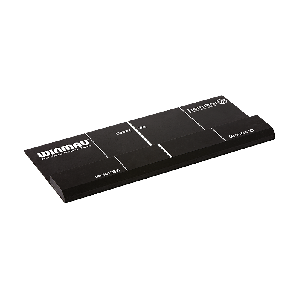 8207_Winmau_SightRight2_18p4CynTTSGhhT Das Bild zeigt das Produkt "Winmau SightRight 2", ein Ausrichtungswerkzeug für Dartspieler. Es ist schwarz mit weißen Linien und Beschriftungen zur optimalen Positionierung am Oche.