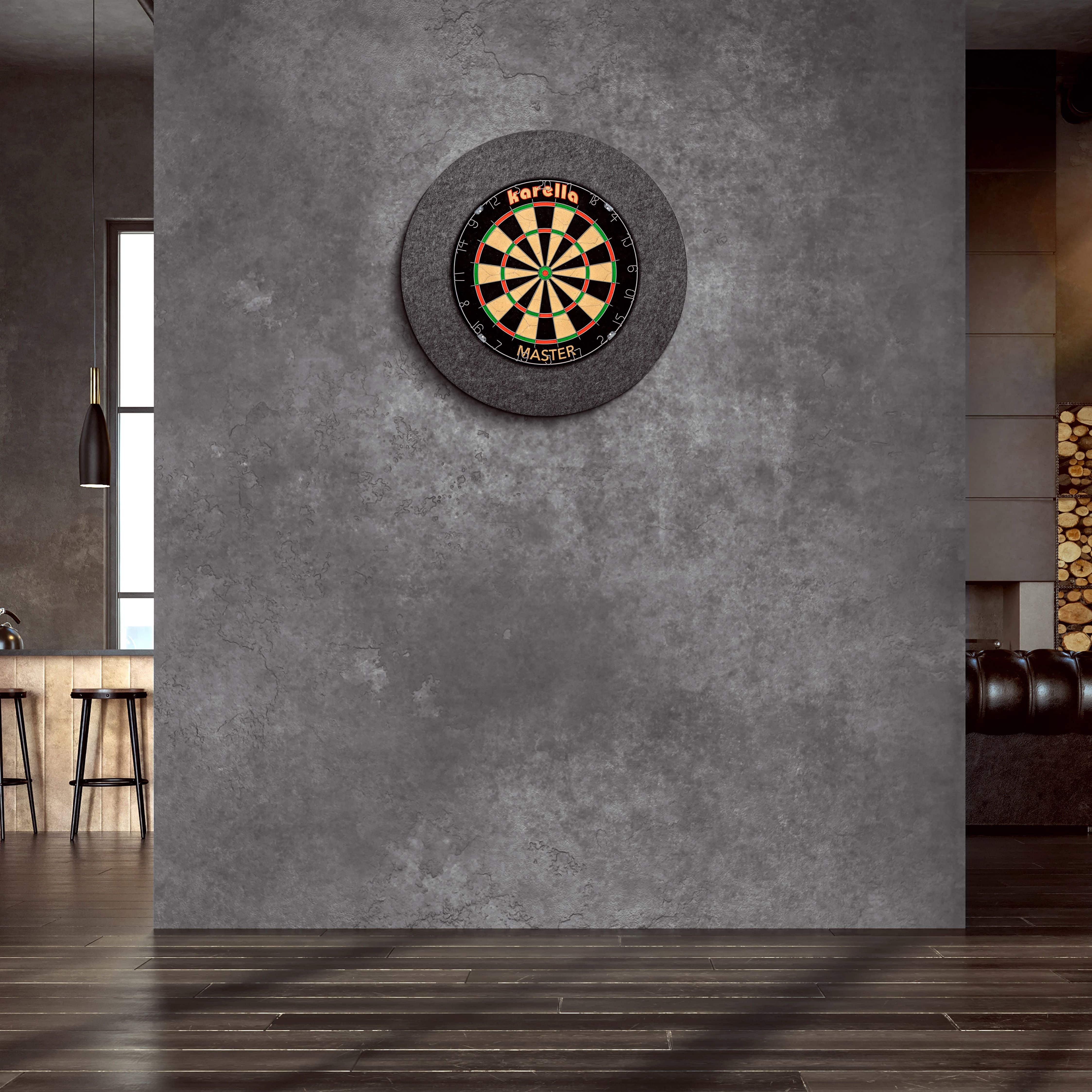 Karella Ultimo stalen dartbord surround An der Wand hängt ein "Karella Ultimo Steeldartboard Surround". Der Raum wirkt modern und stilvoll mit dunklen Farben und eleganter Einrichtung.