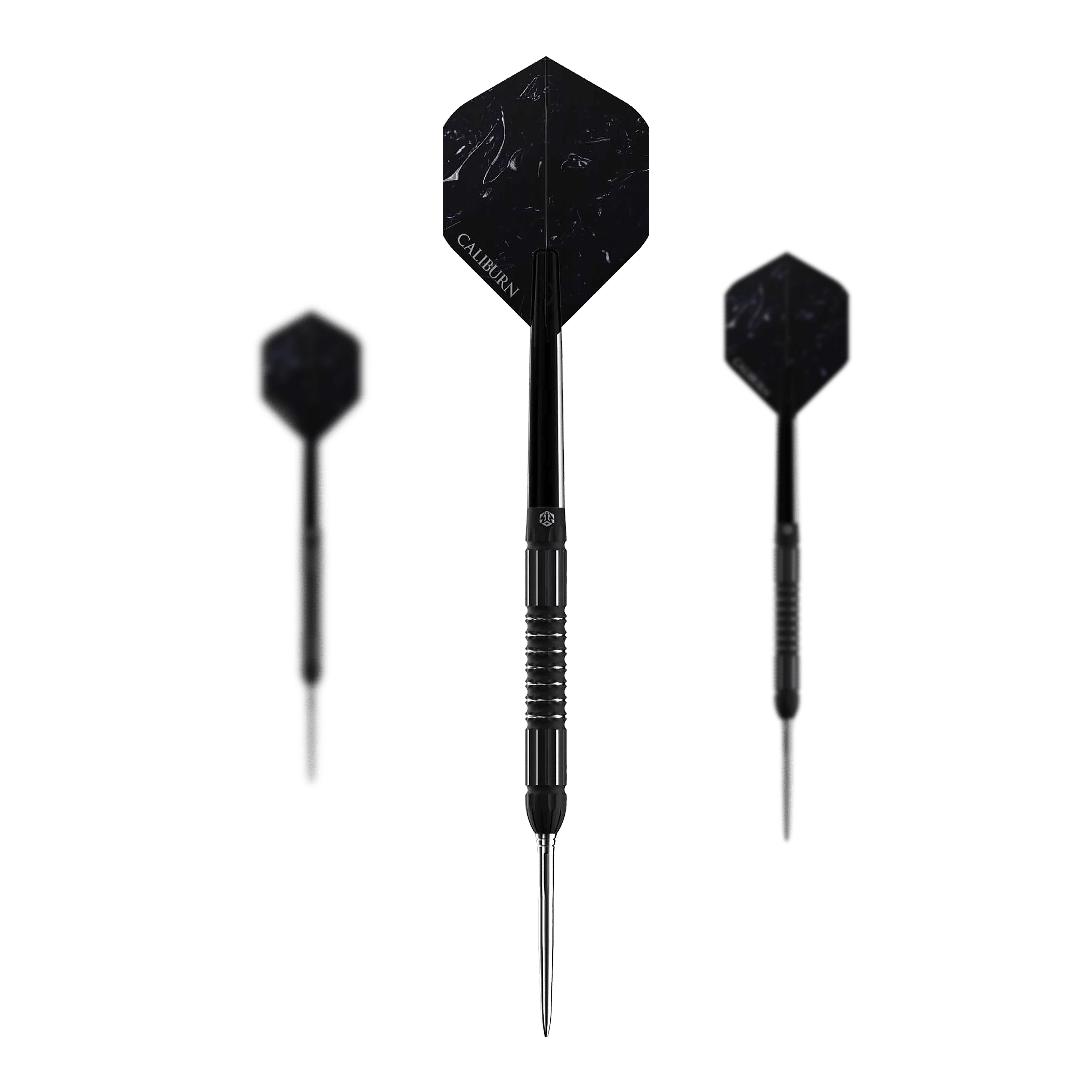 Das Bild zeigt drei schwarze Steeldarts des Produkts „Caliburn Sword S2 Steeldarts“. In der Mitte ist ein Dartpfeil von vorne zu sehen, links und rechts sind sie von der Seite dargestellt.