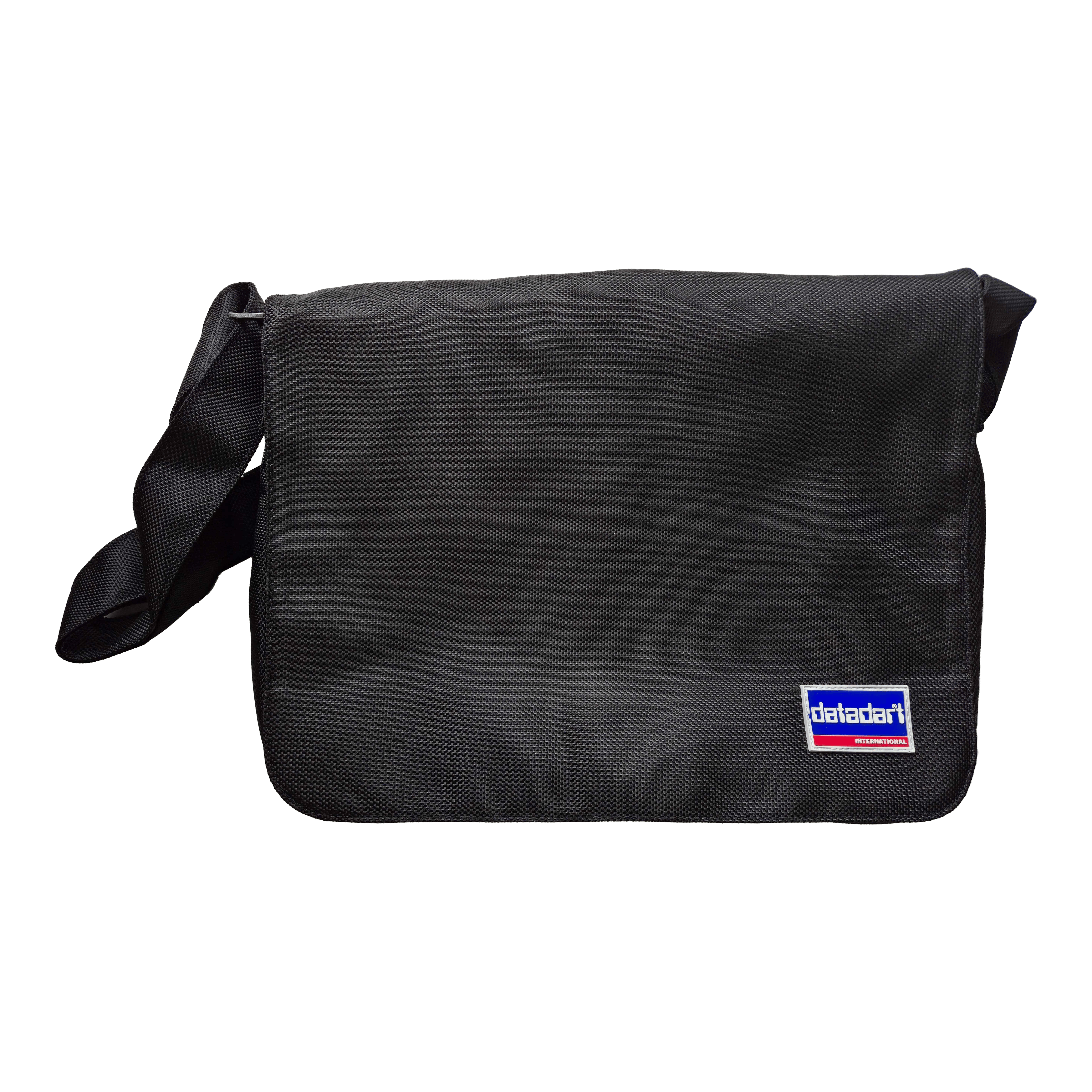 DataDart Team Darttas - Zwart Diese Abbildung zeigt die DataDart Team Darttasche in Schwarz. Die Tasche hat einen Schultergurt und ein kleines DataDart-Logo auf der Vorderseite.