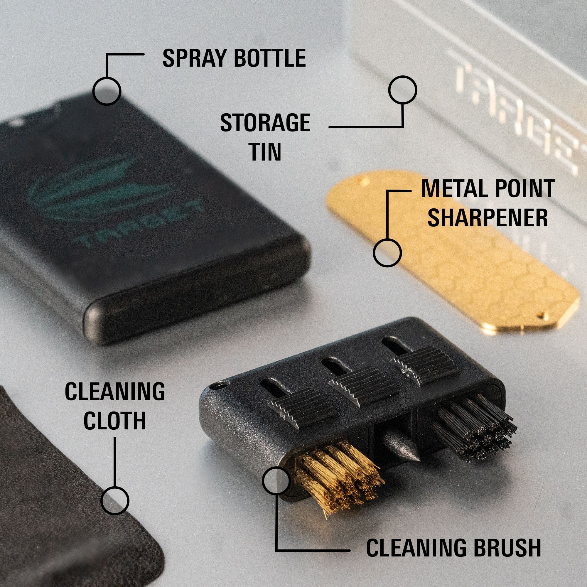 Target Dart Onderhoudsset Das Bild zeigt das Target Dart Servicing Kit. Es beinhaltet praktische Utensilien für Dartspieler.