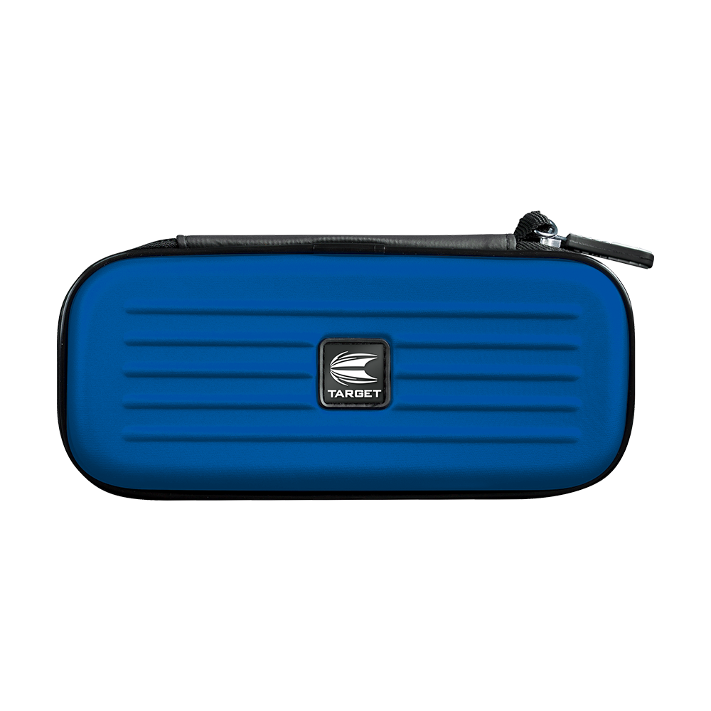 125822_Target_Takoma_Dartwallet_Blau_1 Das Bild zeigt das Produkt "Target Takoma Dartwallet". Es handelt sich um ein blaues Etui mit einem Reißverschluss und einem silbernen Target-Logo in der Mitte.