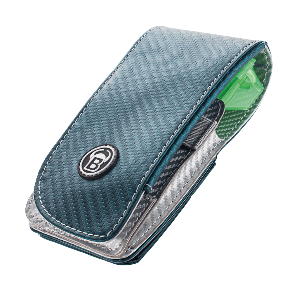 66346_Bulls_SECC_Dartcase_Green_1 Das Bild zeigt das Produkt "Bulls SECC Dartcase". Es ist ein kompaktes, modernes Etui zur Aufbewahrung von Dartzubehör.