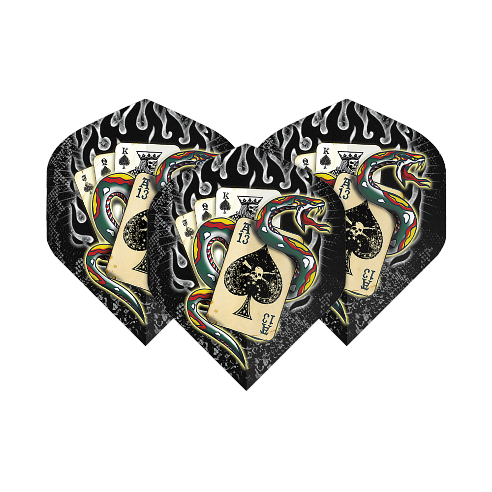 Alchemie Slang van Schoppen Nr. 2 Standaard Vluchten Das Bild zeigt drei Dartflights mit einem auffälligen Design. Auf den Flights sind Spielkarten, eine bunte Schlange und Flammen abgebildet.