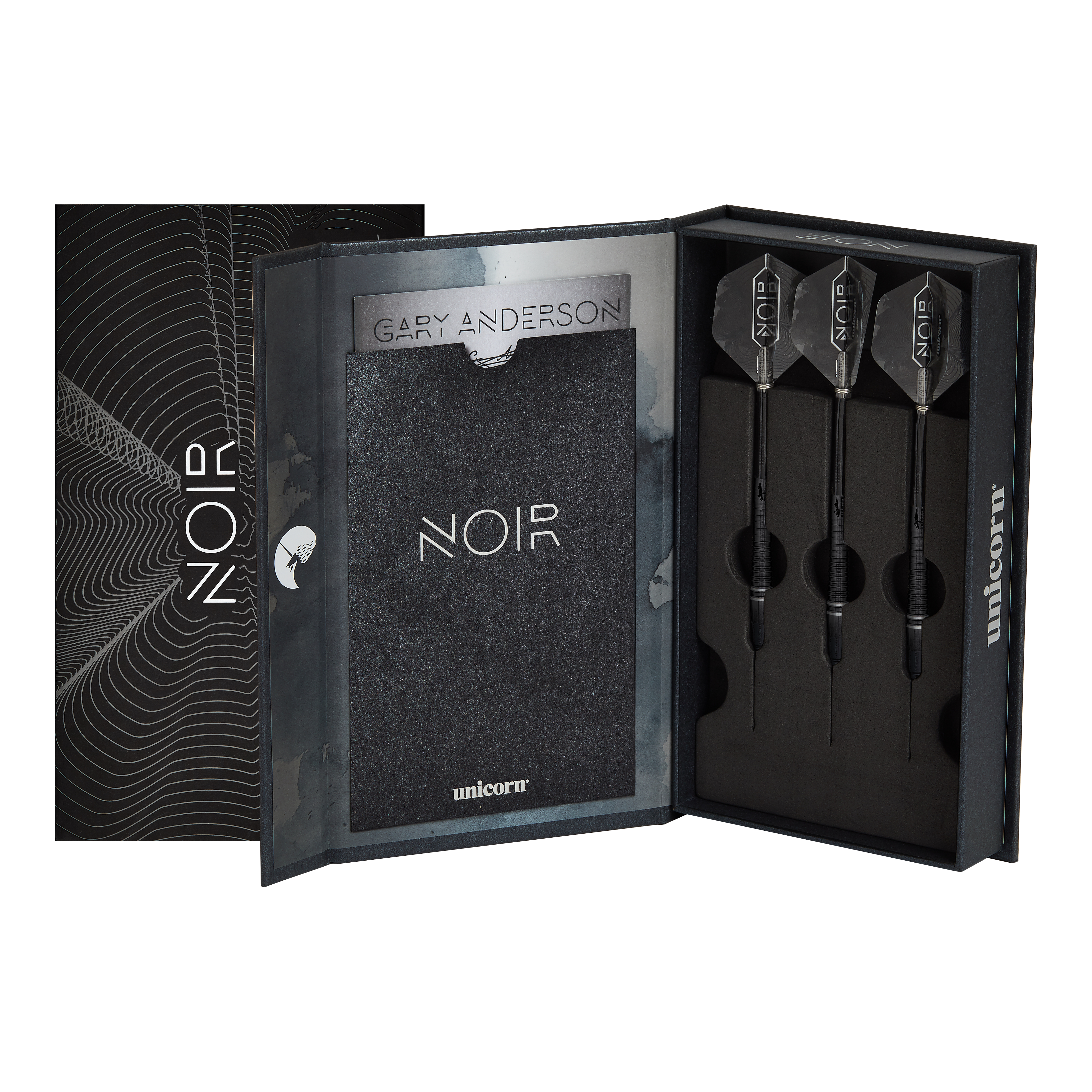 Unicorn Wereldkampioen Gary Anderson Noir Fase 6 Soft Darts Das Bild zeigt eine elegante schwarze Verpackung mit der Aufschrift "NOIR", in der drei Softdarts ordentlich eingelegt sind. Es handelt sich um das Produkt "Unicorn World Champion Gary Anderson Noir Phase 6 Softdarts".