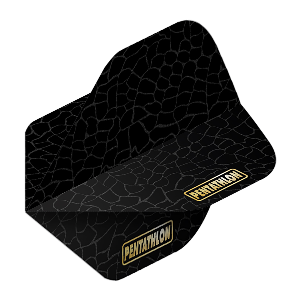 Pentathlon Flights RT Weegschalen Das Bild zeigt das Produkt "Pentathlon RT Scales No2 Standard Flights". Die Flights sind schwarz mit einem dezenten Muster und dem goldenen "Pentathlon"-Logo.
