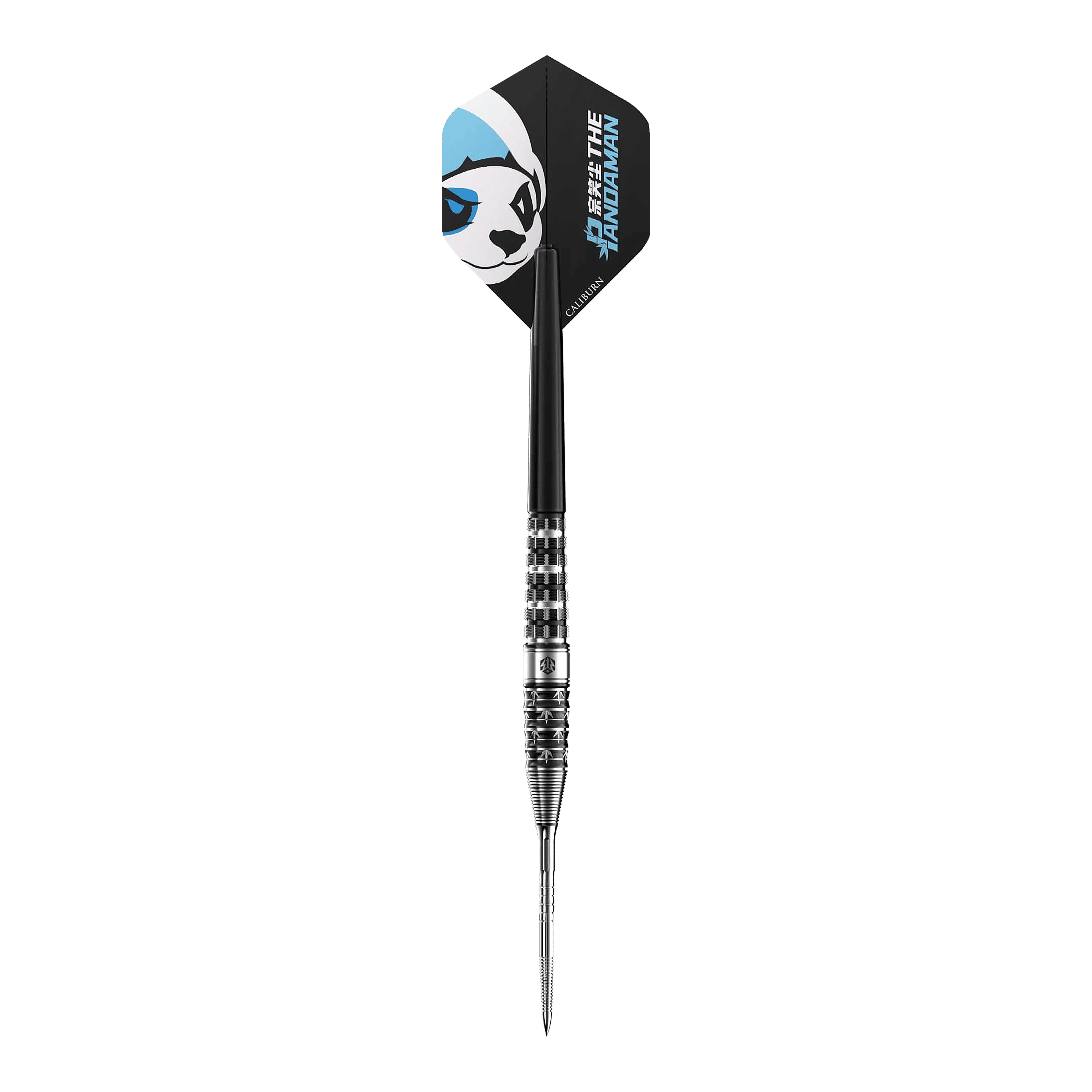 Caliburn Player De Pandaman Advanced Steeldarts - 23g Das Bild zeigt einen Steeldart namens "Caliburn Player The Pandaman Advanced Steeldarts - 23g". Auf dem Flügel des Darts ist ein Panda-Gesicht mit blauen Akzenten abgebildet.