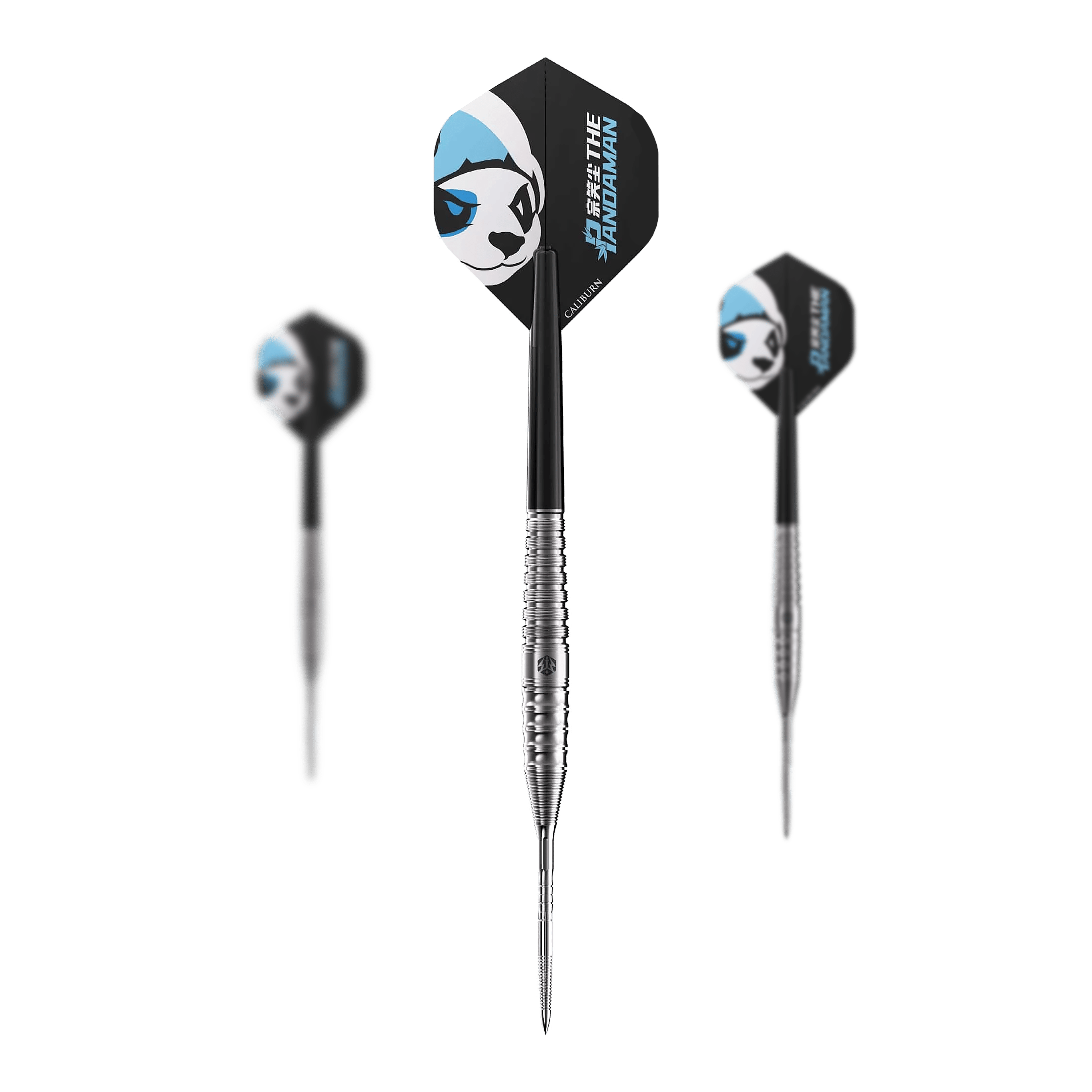 Das Bild zeigt drei Steeldarts des Produkts "Caliburn Player The Pandaman Essential Steeldarts - 23g". Auf den Flights ist ein Panda-Gesicht mit blauen Akzenten abgebildet.
